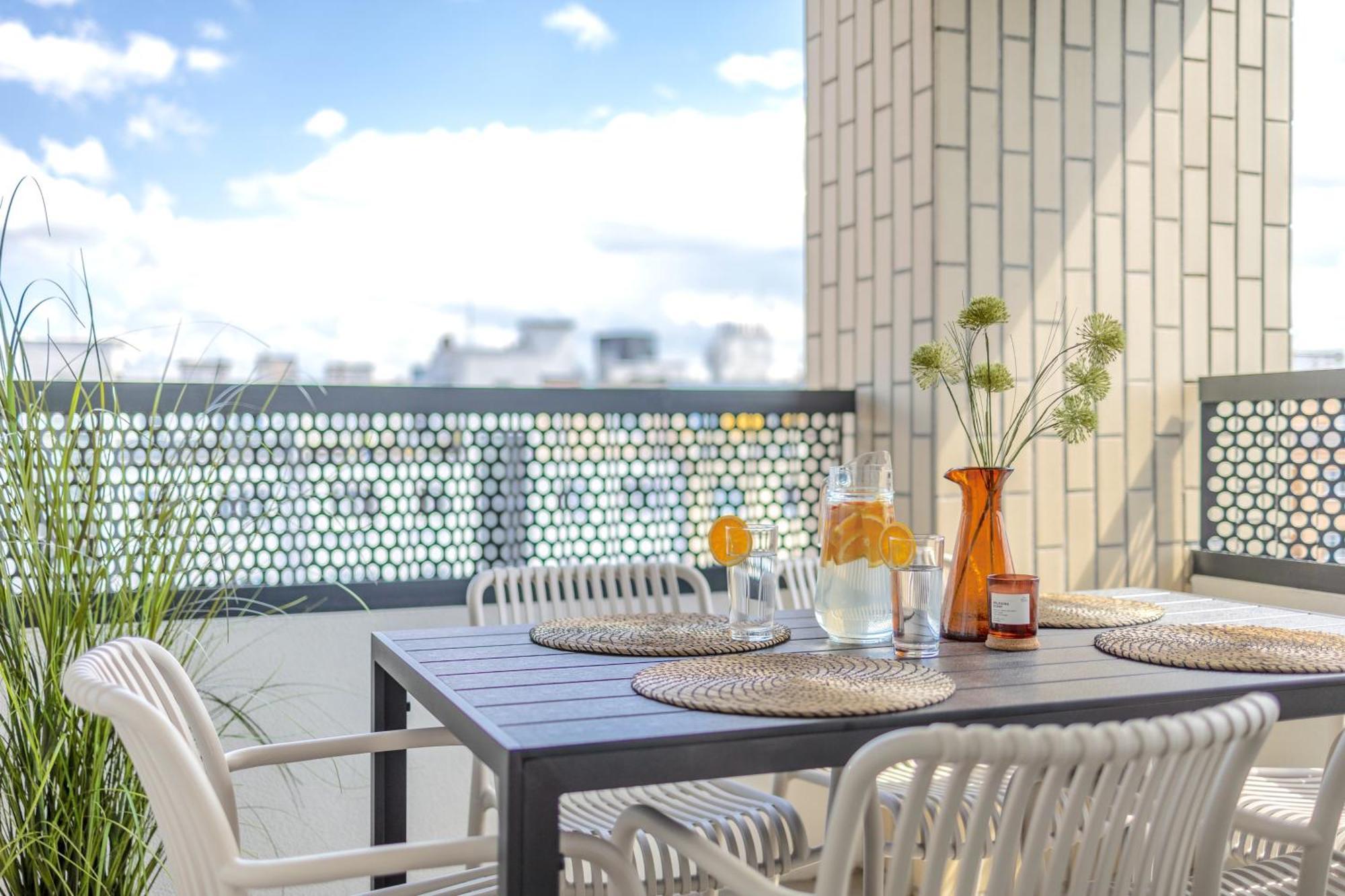 Lägenhet Bright 2br - 8th Floor, Balcony, Free Parking - By Gravity