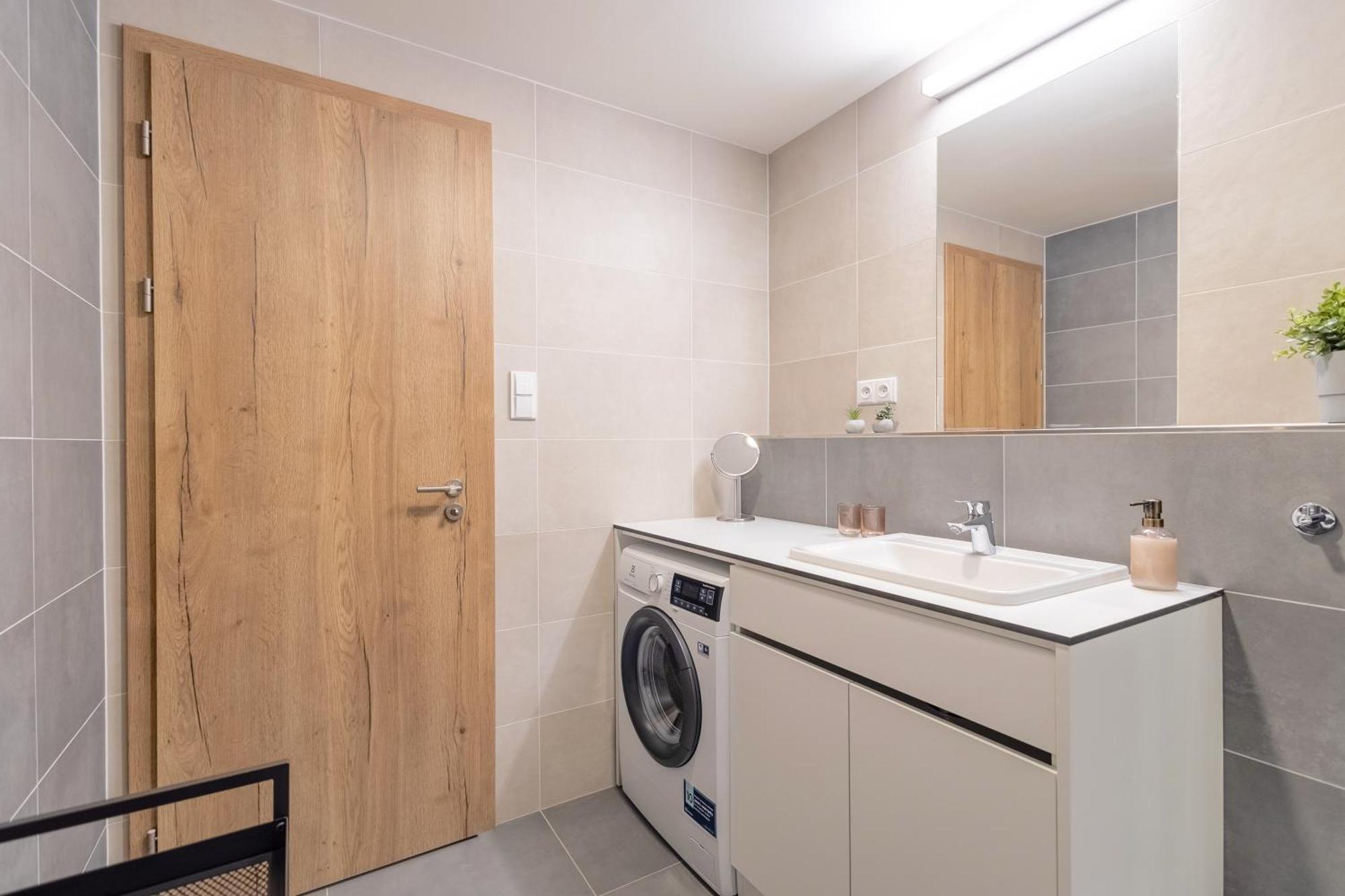 Bright 2br - 8th Floor, Balcony, Free Parking - By Gravity Lägenhet Prag