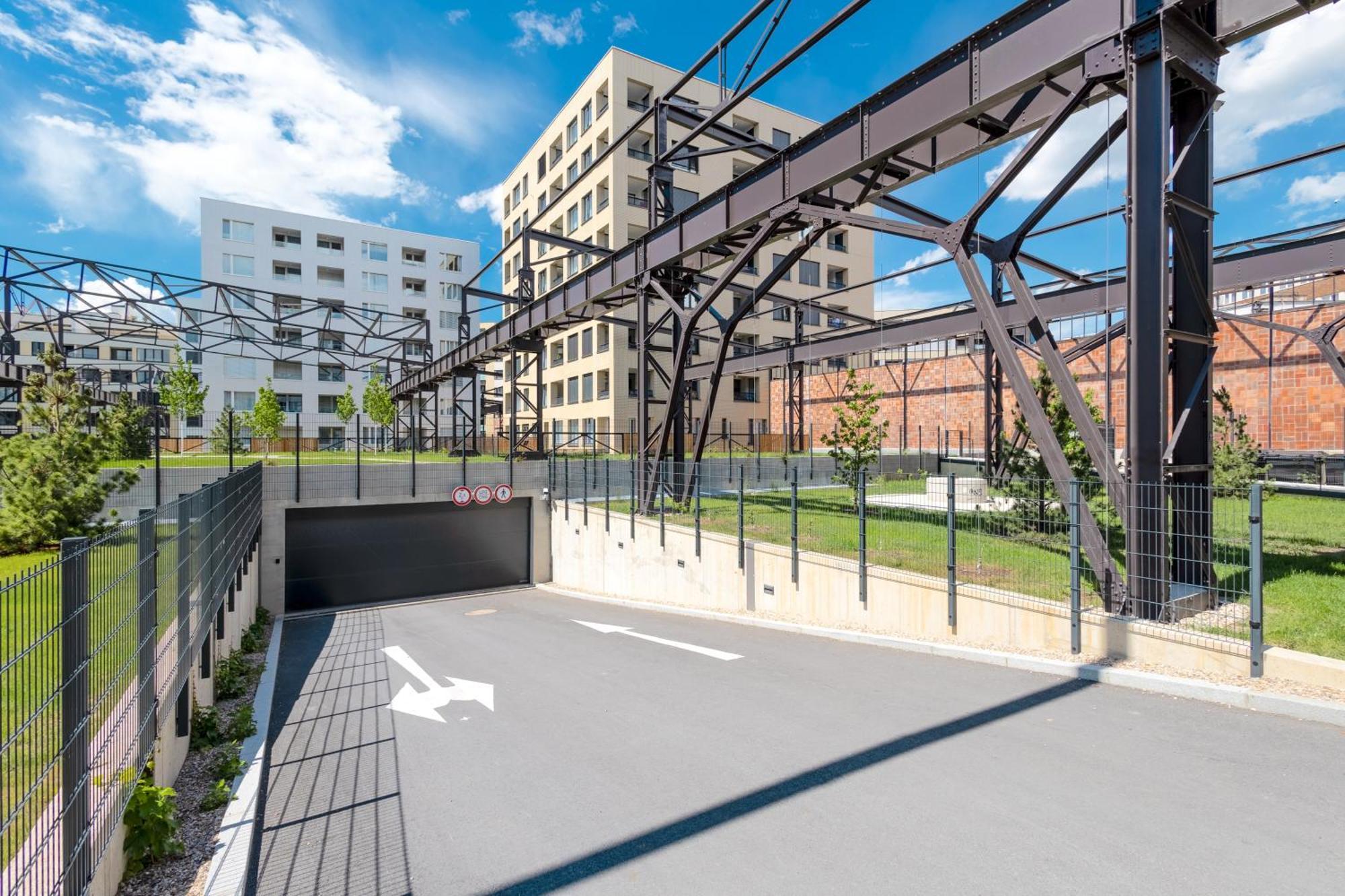 Apartment Bright 2br - 8th Floor, Balcony, Free Parking - By Gravity *