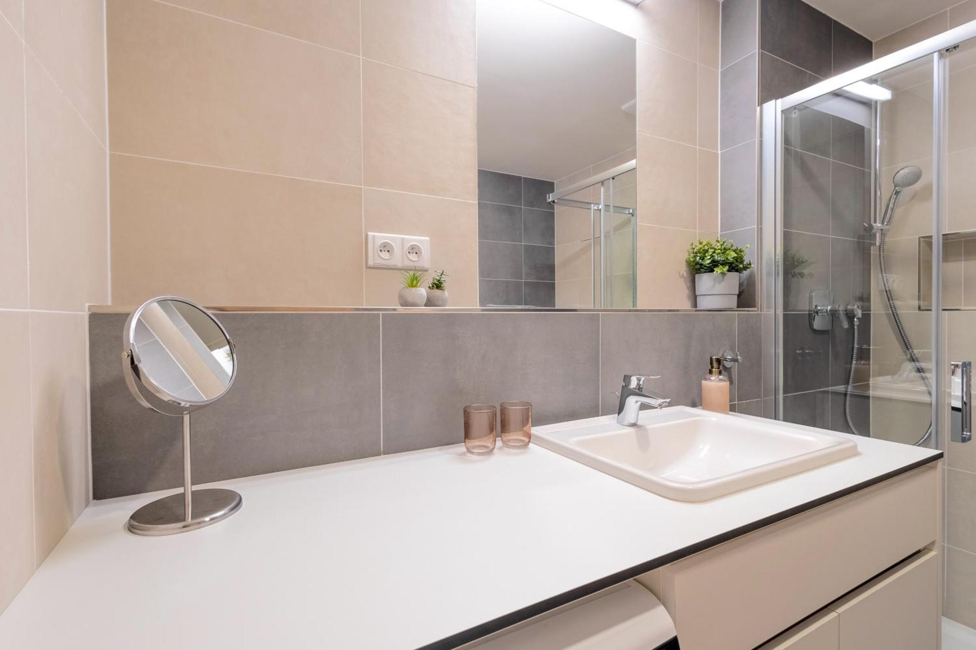 Lägenhet Bright 2br - 8th Floor, Balcony, Free Parking - By Gravity Prag