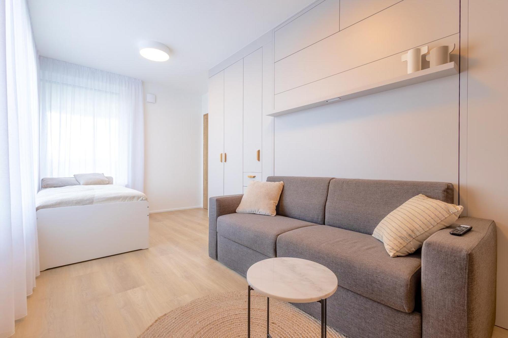Lägenhet Bright 2br - 8th Floor, Balcony, Free Parking - By Gravity Prag
